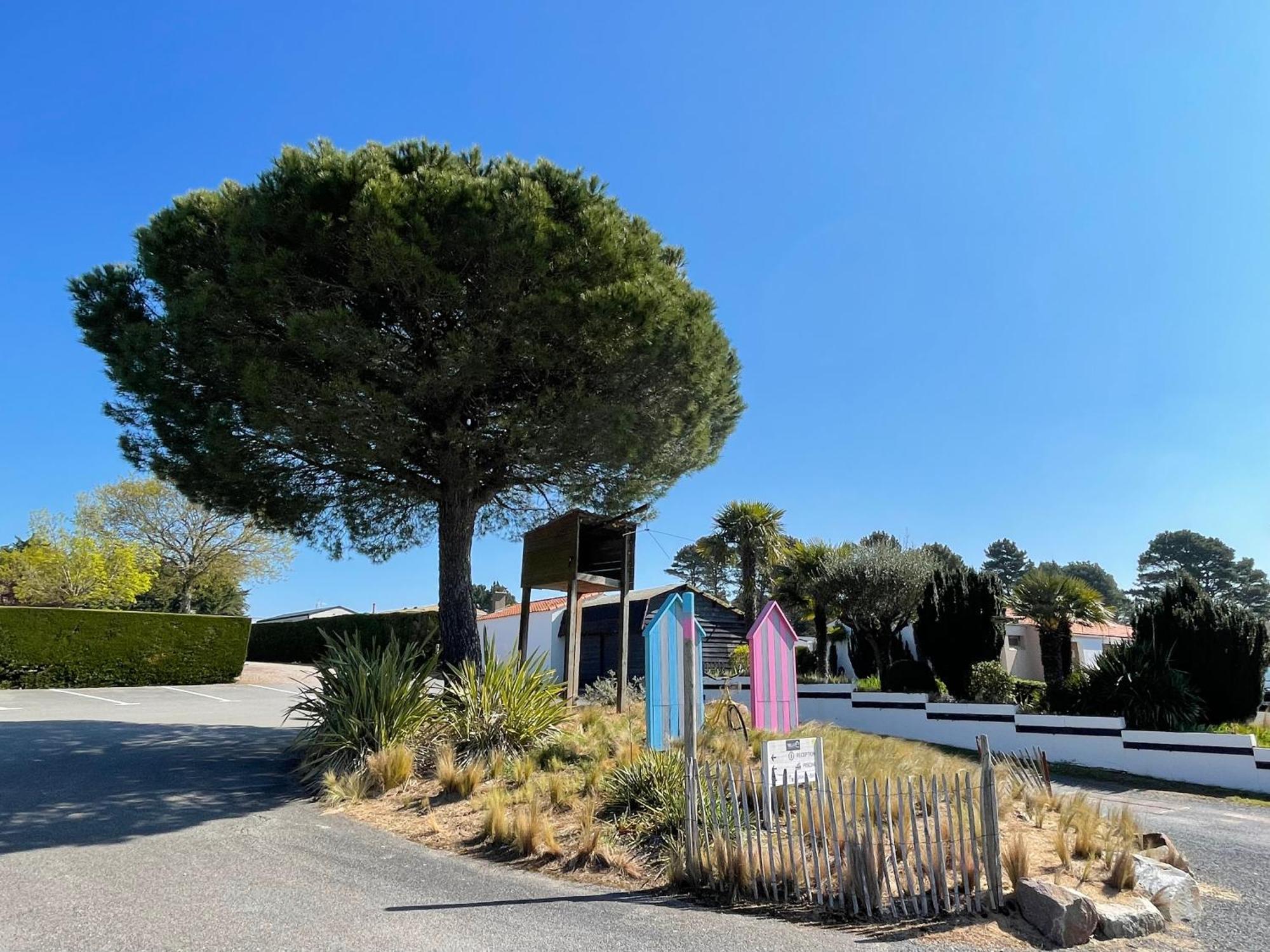 Camping Les Brillas Les Moutiers Экстерьер фото
