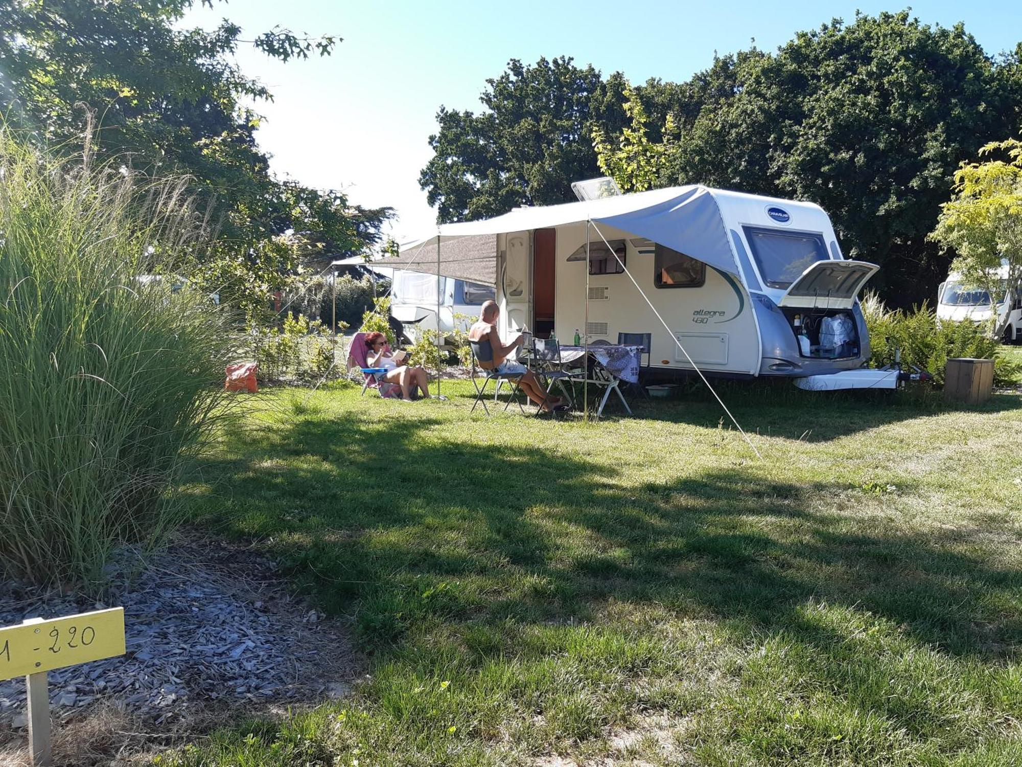 Camping Les Brillas Les Moutiers Экстерьер фото