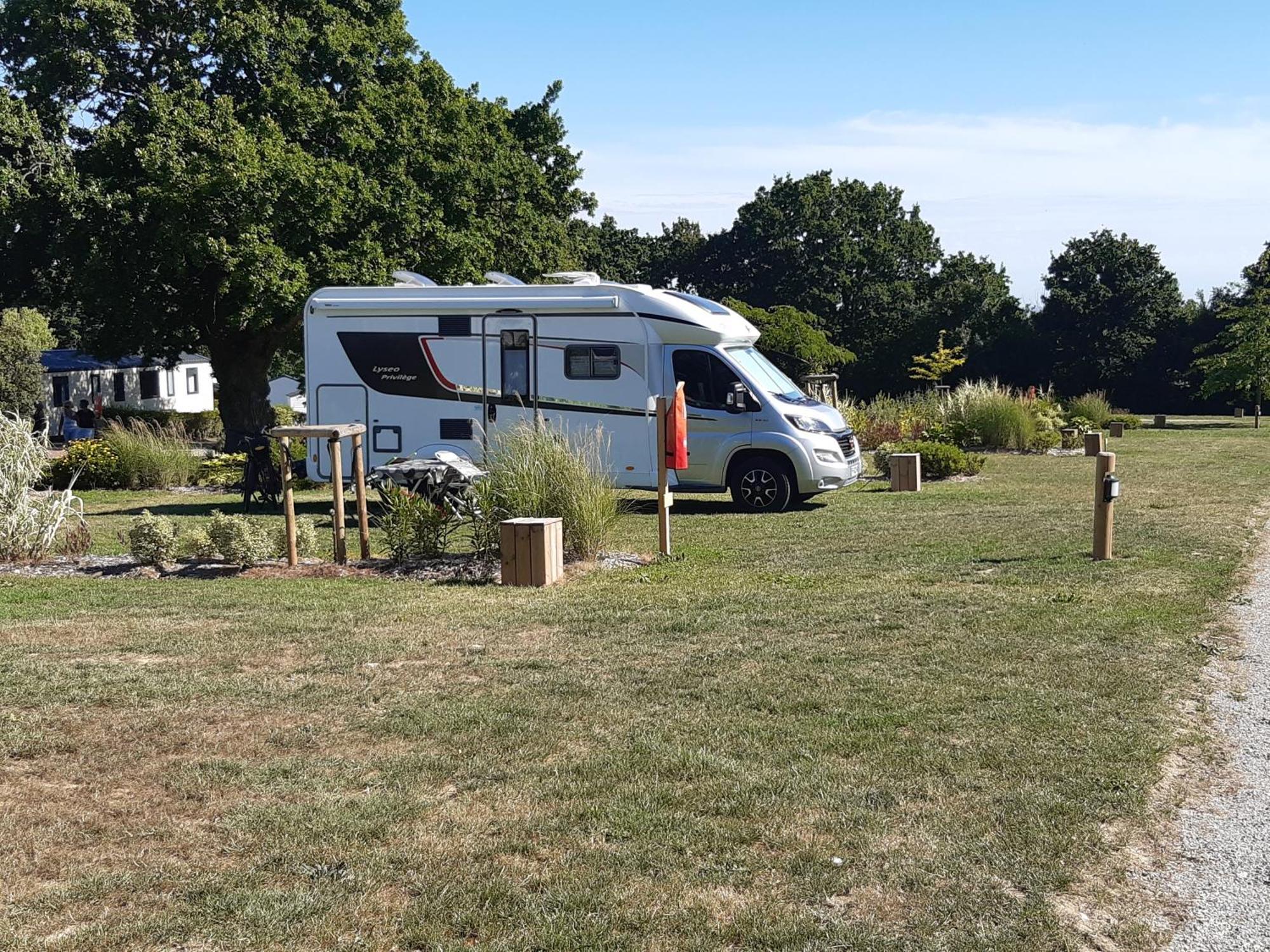 Camping Les Brillas Les Moutiers Экстерьер фото